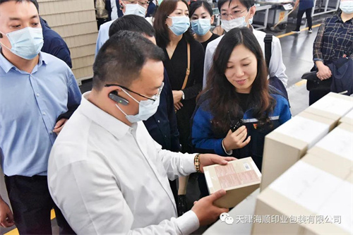 天津市東麗區(qū)區(qū)委組織部干部與甘肅省甘谷縣縣委常委組織部部長李斌斌及全縣各鄉(xiāng)鎮(zhèn)黨委書記等人蒞臨海順印業(yè)參觀學(xué)習(xí)、開展黨建交流會(圖5)